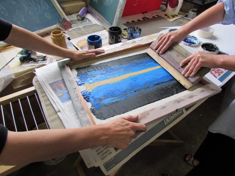 https://www.design2print.in/wp-content/uploads/2019/05/Screen_printing_at_NTAS.jpg
